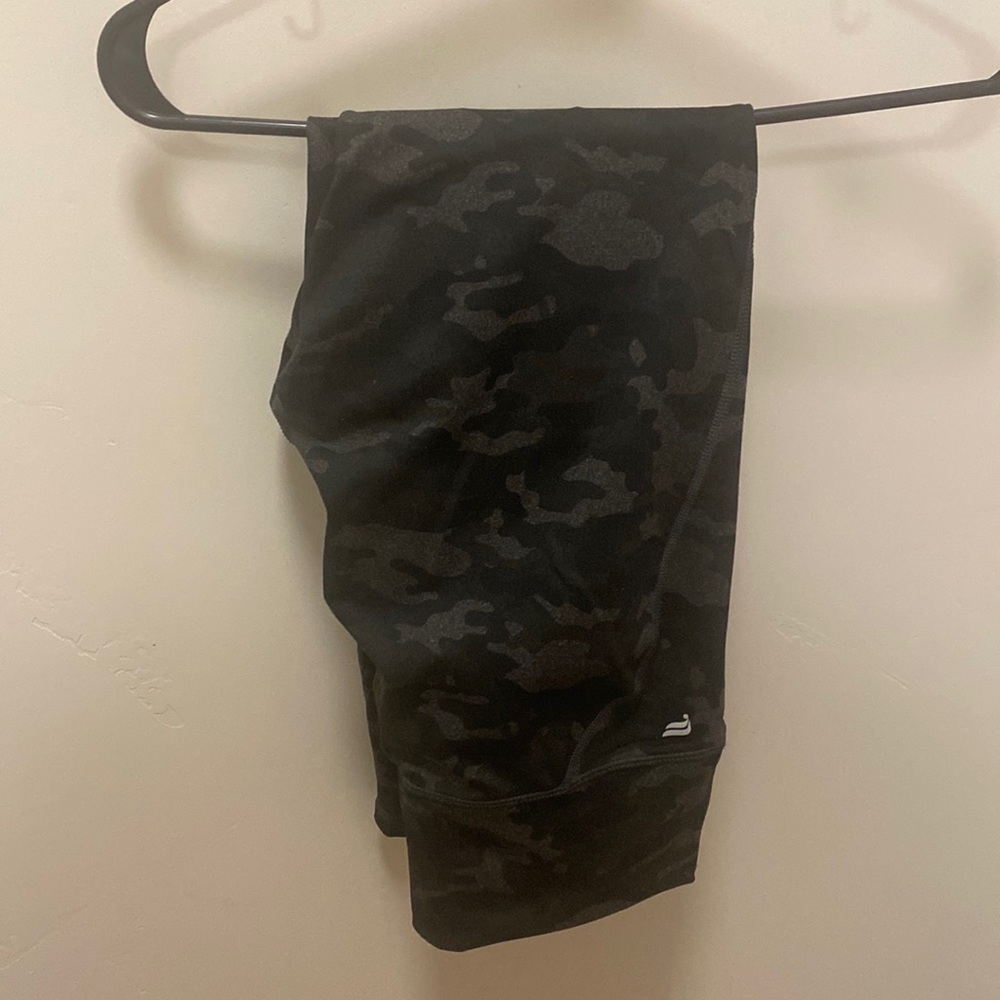 Fabletics high waisted power hold 7/8 tights. Size large. NWT.